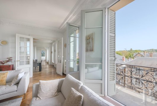 paris - A splendid 271m² family apartment with five bedrooms on the third floor of a 19th-century edifice with a lift, nestled between the towns of Le Chesnay and Versailles