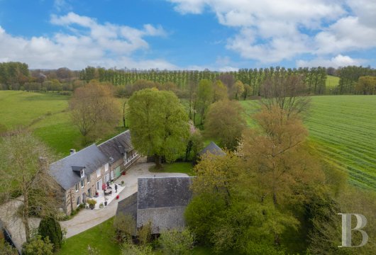 basse-normandie - Dans l'antique pays d'Houlme, près de Domfront et de Flers, une ancienne ferme du 19e s. rénovée, son jardin arboré et son pré