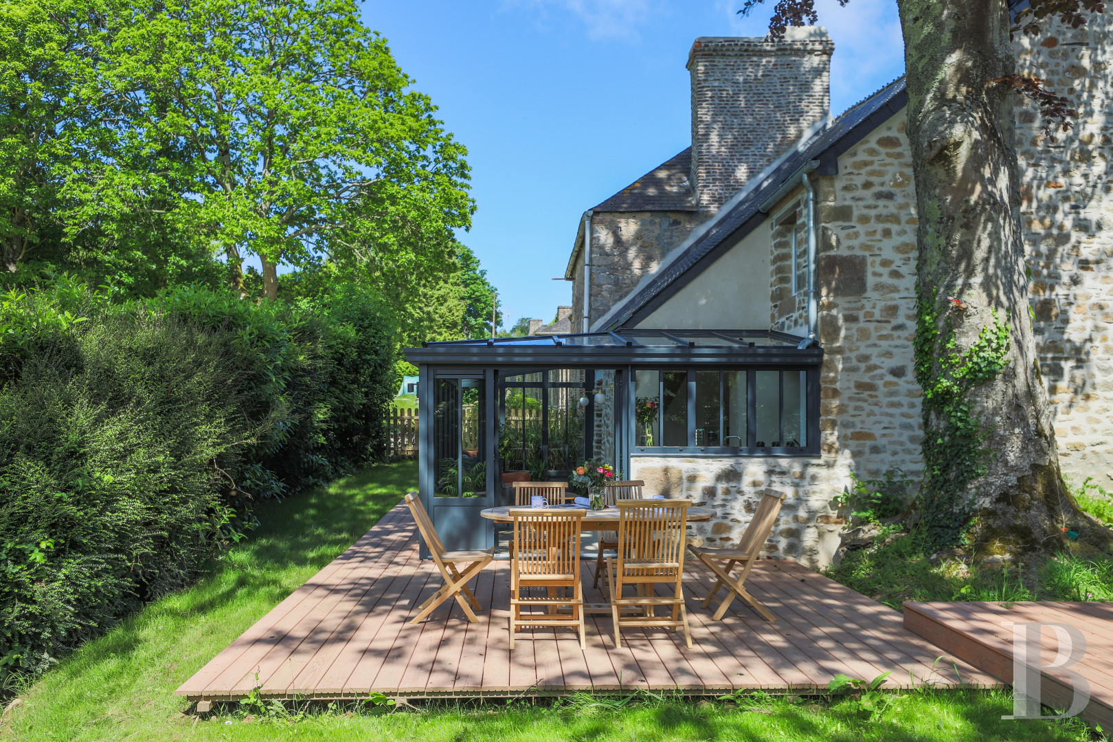 A completely renovated old gatehouse in the Cotentin region in Le Vast - photo  n°1