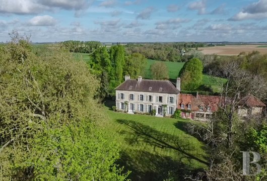 ile-de-france - A beautiful property near Paris with vast, tree-dotted grounds, an 18th-century house and a 17th-century dwelling, nestled in a bucolic backdrop