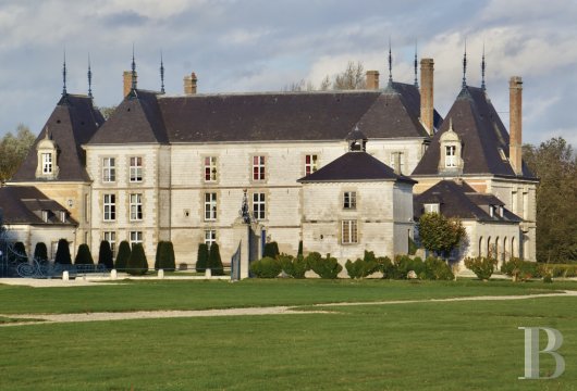 champagne-ardennes - En Champagne, à 2 h de Paris, un château IMH du 17e s., ses douves en eau et son parc de 17 ha