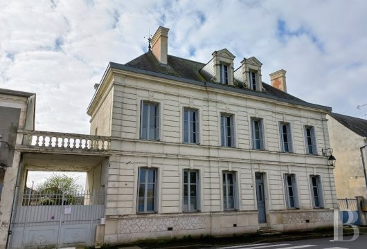 centre-val-de-loire - Dans un village à 30 min de Tours,  une maison de maître, son jardin et ses nombreuses dépendances