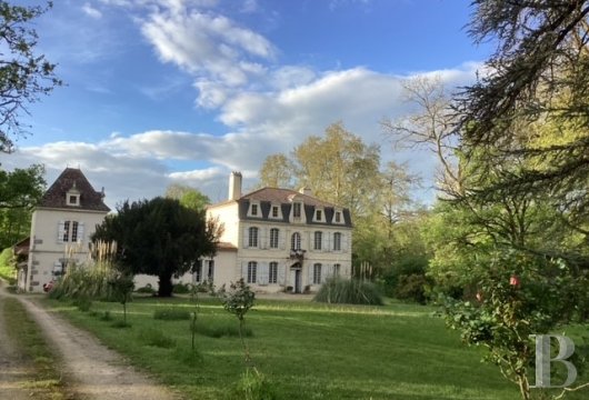 aquitaine - En Lot-et-Garonne, un logis du 18e s. et un pavillon du 16e s., en partie restaurés et entourant leur cour, sur environ 4 ha avec piscine, source et ruisseau