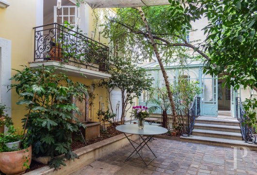 paris - Jouxtant la place des Vosges,
 une élégante demeure assortie d'un jardin à l’abri des regards