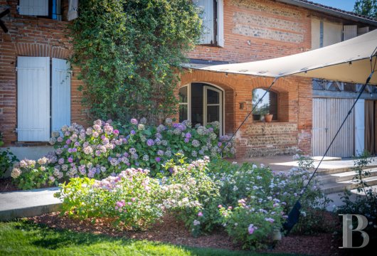 midi-pyrenees - À 20 min au sud de Toulouse, au sein d’un parc arboré avec une remarquable piscine, 
 une demeure familiale du 19e s. rénovée en domaine événementiel champêtre