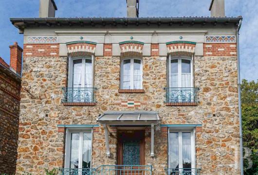 paris - À Fontenay-aux-Roses, le long de la coulée verte et proche de la gare RER,  une maison en meulière, ses trois à cinq chambres et son jardin bucolique