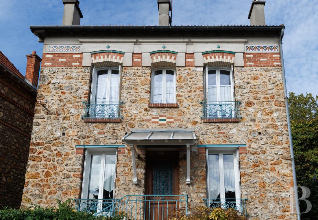 residences & character houses for sale - paris - À Fontenay-aux-Roses, le long de la coulée verte et proche de la gare RER,  une maison en meulière, ses trois à cinq chambres et son jardin bucolique