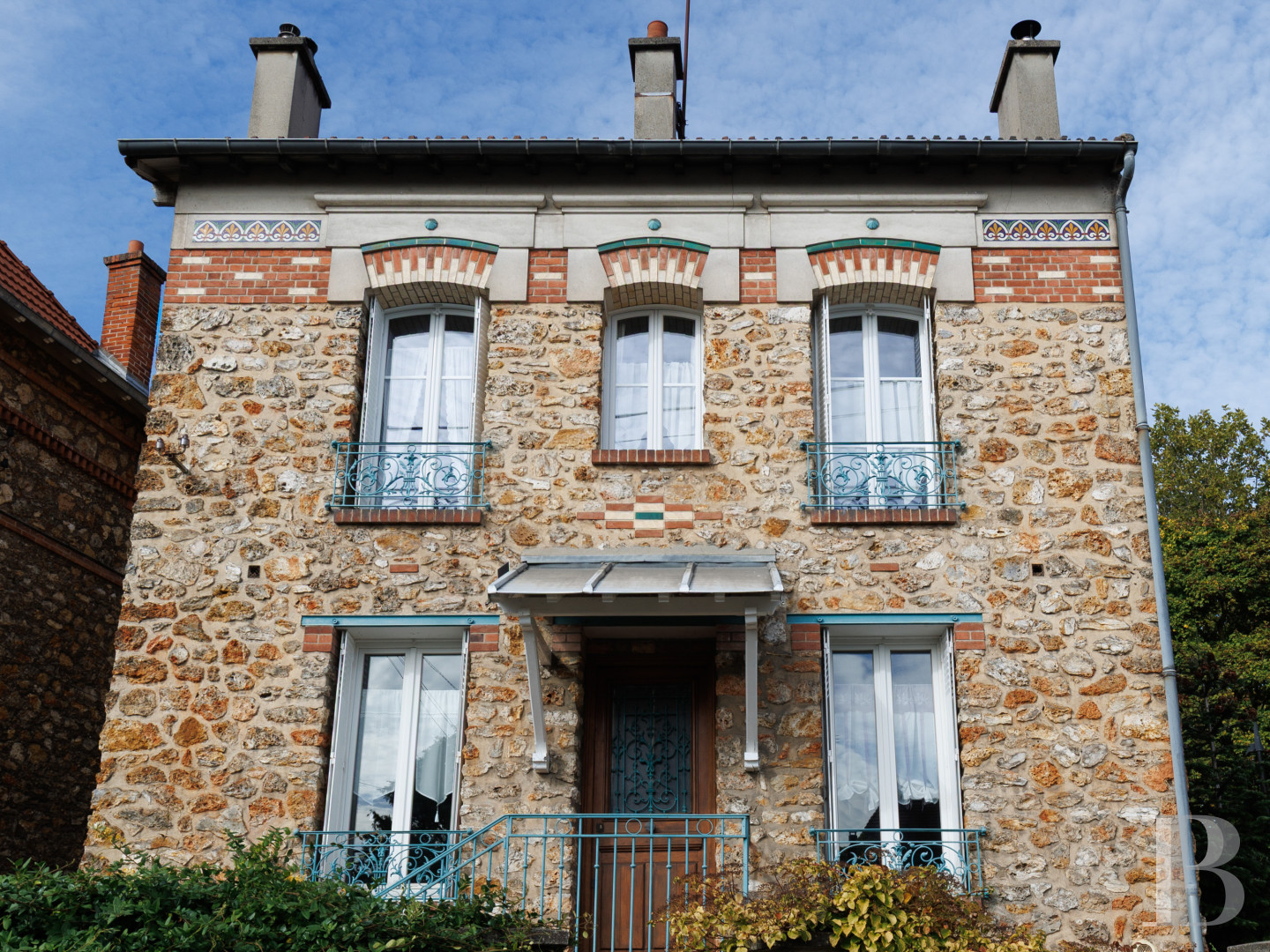 À Fontenay-aux-Roses, le long de la coulée verte et proche de la gare RER, une maison en meulière, ses trois à cinq chambres et son jardin bucolique