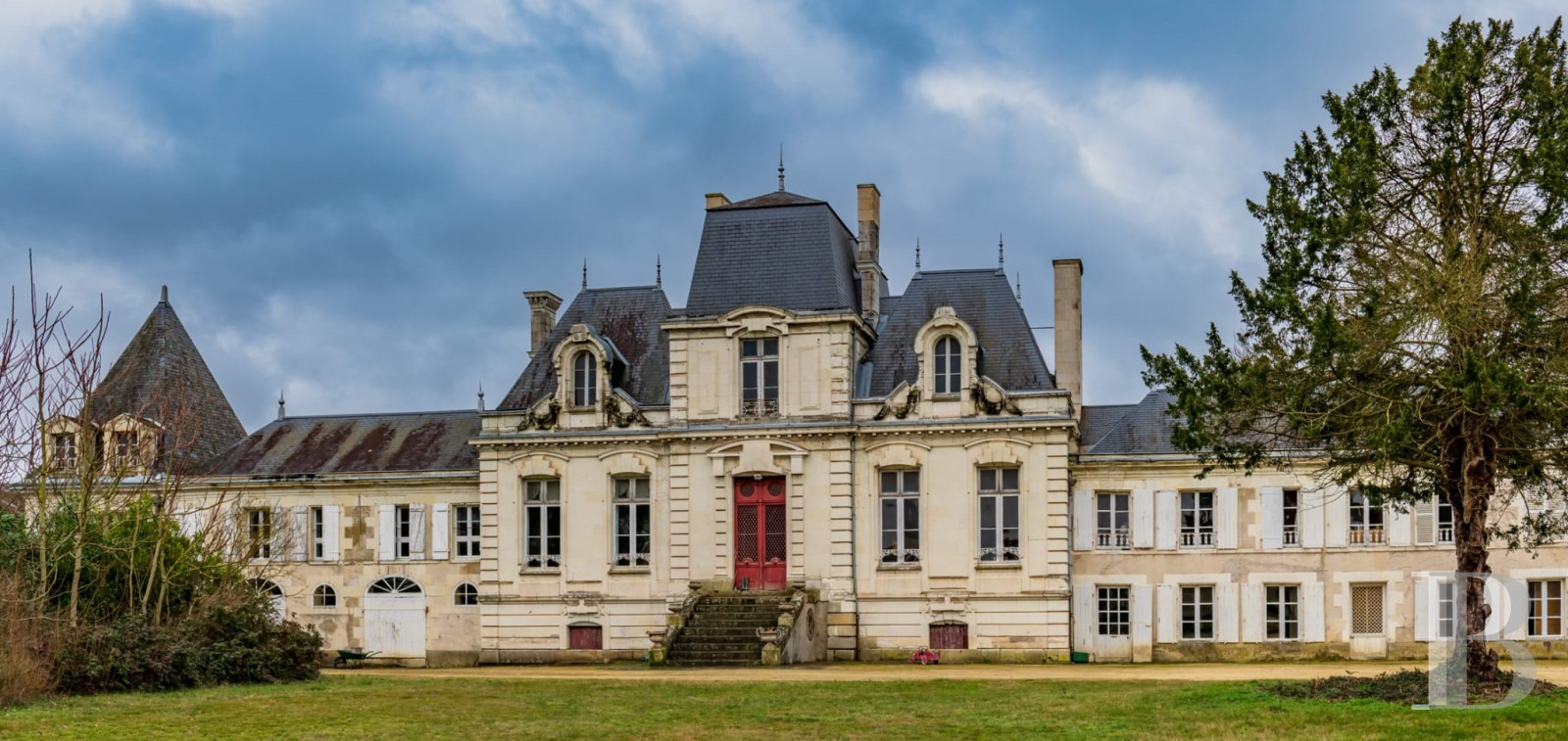 A 19th-century hunting lodge, transformed into a château focusing on the arts near Richelieu, in Indre-et-Loire - photo  n°1