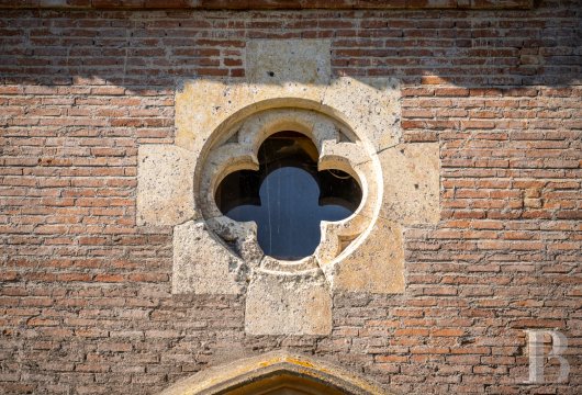 Une résidence palatiale hôtelière MH du 14e s. plusieurs fois remaniée, sa cour intérieure avec piscine et son parc de 10 ha avec ses 80 ha en sus