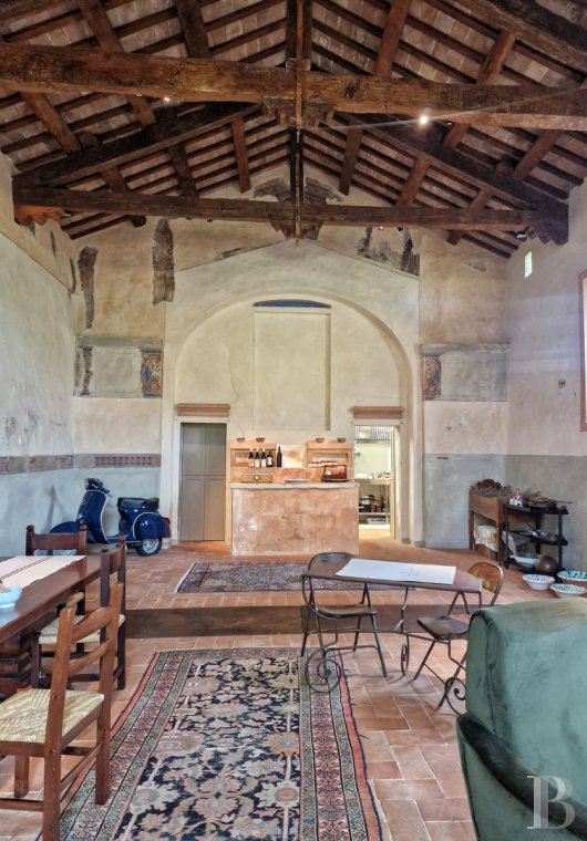 En Italie, au sud-est de Bologne, une ancienne église du 13e siècle et sa maison attenante - photo  n°11
