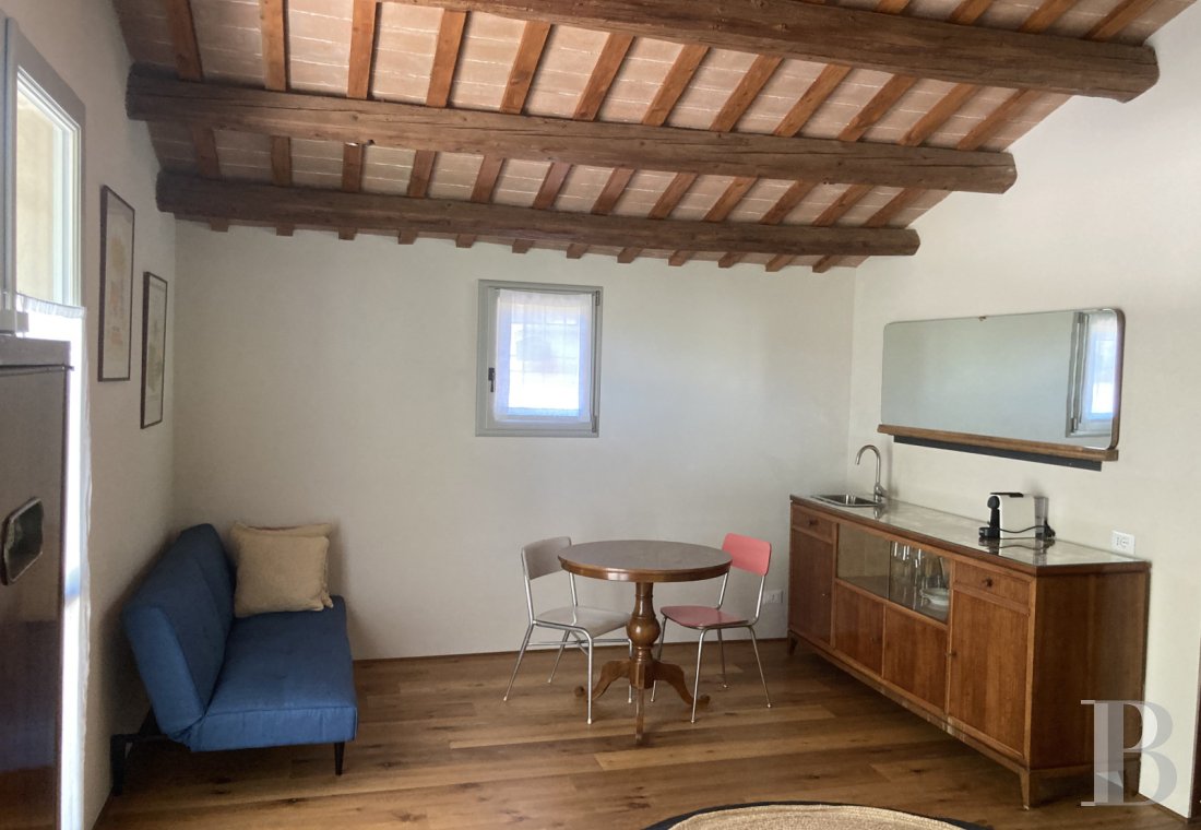 En Italie, au sud-est de Bologne, une ancienne église du 13e siècle et sa maison attenante - photo  n°19
