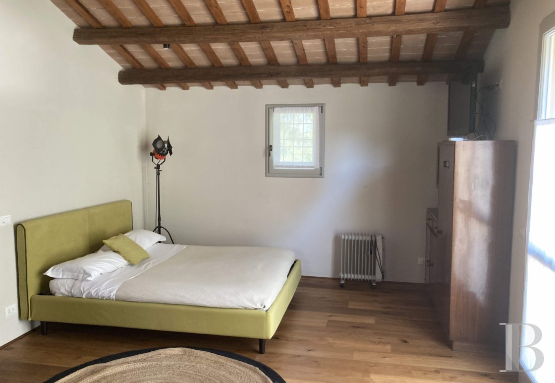 En Italie, au sud-est de Bologne, une ancienne église du 13e siècle et sa maison attenante - photo  n°18
