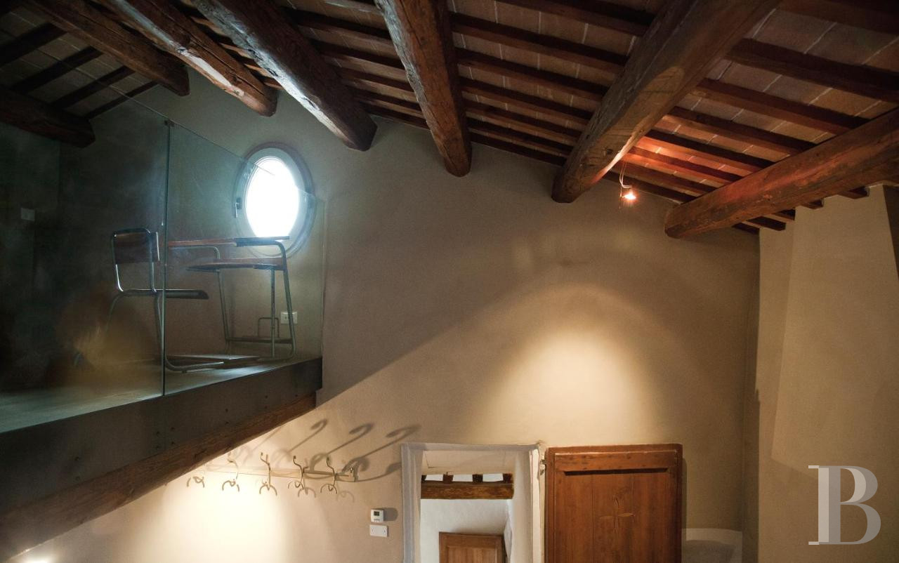 En Italie, au sud-est de Bologne, une ancienne église du 13e siècle et sa maison attenante - photo  n°14