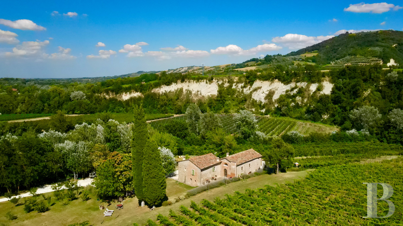 En Italie, au sud-est de Bologne, une ancienne église du 13e siècle et sa maison attenante - photo  n°1