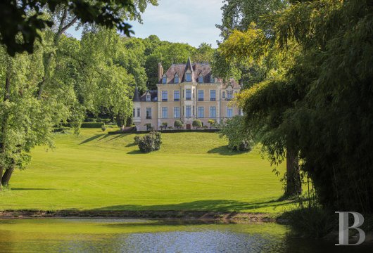 pays-de-loire - 15 kilometres from Le Mans, on over a little less than 15 hectares,  a Neo-Gothic chateau, its outbuildings and English-style grounds, listed as Historical Monuments