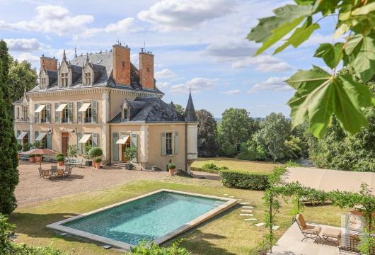 pays-de-loire - À 15 km du Mans, un château néogothique inscrit MH, vendu meublé et équipé, ses dépendances et son parc à l’anglaise classé, sur près de 15 ha