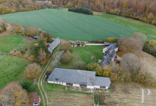 upper-normandy - Au cœur de la forêt normande, à 45 min de Honfleur et 150 km de Paris,  une grange dîmière du 12e s. à restaurer, sa dépendance et son terrain de 5 000 m²