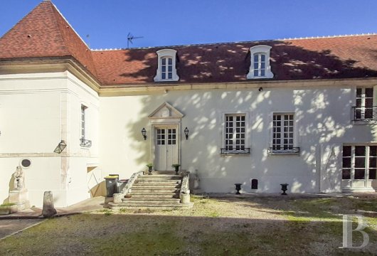 burgundy - An elegant 18th-century house listed as a historical monument on the banks of a millrace that joins the River Armançon in the charming town of Tonnerre in Burgundy