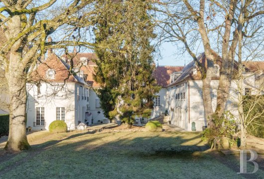 burgundy - An elegant 18th-century house listed as a historical monument on the banks of a millrace that joins the River Armançon in the charming town of Tonnerre in Burgundy