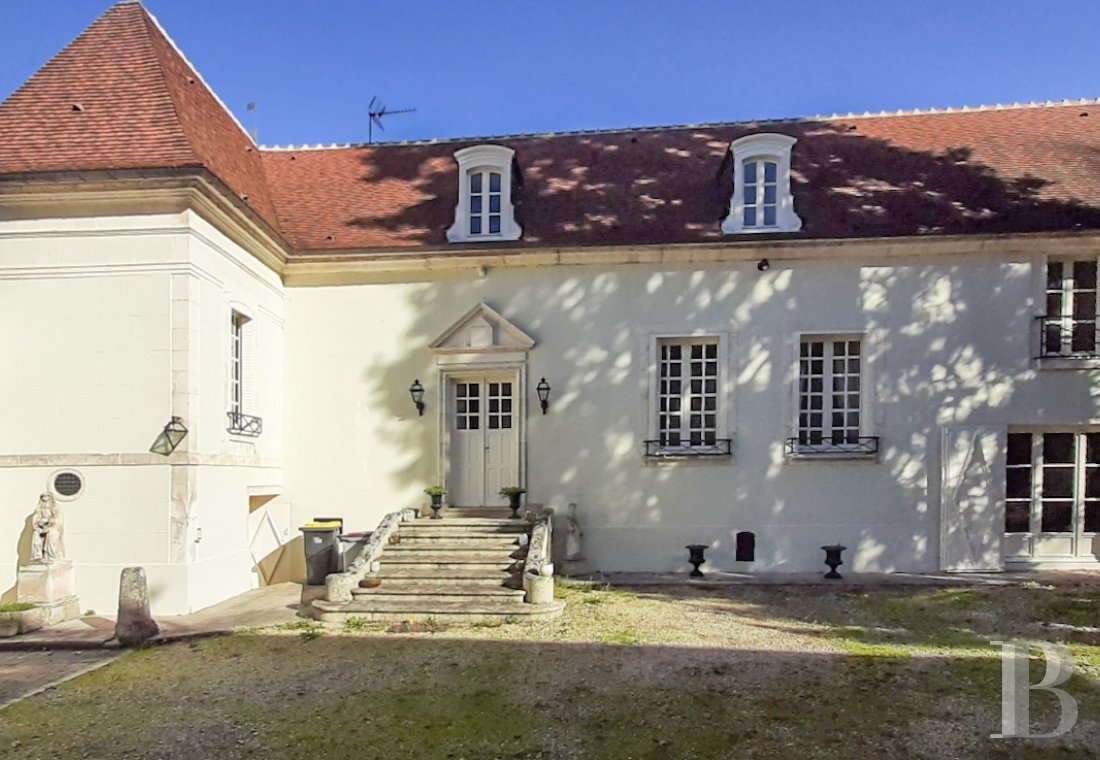 hôtels particuliers &agrave; vendre - bourgogne - En Bourgogne, à Tonnerre, sur les rives d'un bief de l'Armançon, un élégant hôtel particulier du 18e s. inscrit au titre des monuments historiques.