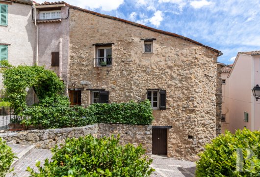 provence-cote-dazur - In the heart of the Canton of Fayence,  a Provençal village house and its flower-covered patio 