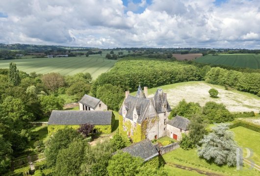 pays-de-loire - A 15th and 16th-century manor house, listed as a Historical Monument, its outbuildings and 12-hectare grounds in the Mayenne department