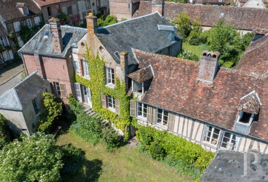 picardie - À 1 h 30 de Paris, au cœur du village de Gerberoy,                                                     une demeure du 19e s. et son jardin fleuri                                    