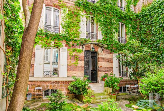 paris - À Paris, dans le 17e arrondissement, rue Legendre,  une grande maison bourgeoise, avec jardins d'été et d'hiver