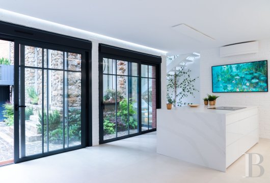 paris - Rive Gauche, dans une rue pittoresque du 15e arrondissement,en pleine propriété, une maison en pierre meulière  rénovée avec des matériaux de qualité