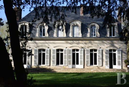 burgundy - A splendid family house with a landscaped garden, nestled near the town centre of Sens in Burgundy