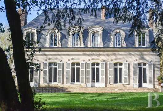 burgundy - A splendid family house with a landscaped garden, nestled near the town centre of Sens in Burgundy