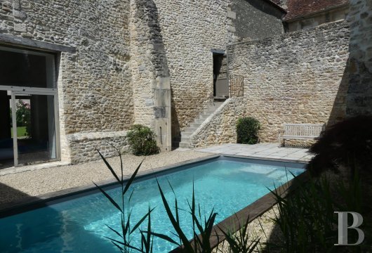 bourgogne - À 2 h de Paris, en Bourgogne, au centre d'un village historique, une demeure du 18e s. en pierre, sa terrasse, son jardin clos de murs et sa piscine