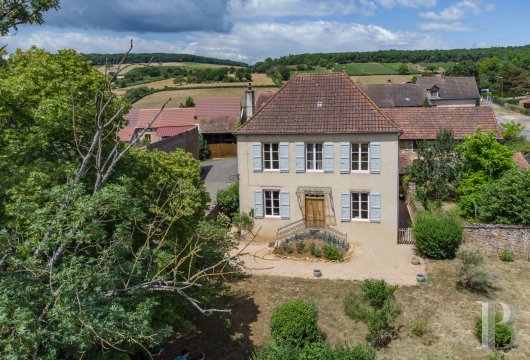bourgogne - Au sud de la Bourgogne, non loin de Cluny, une maison de maître du 19ème siècle et son jardin arboré.
