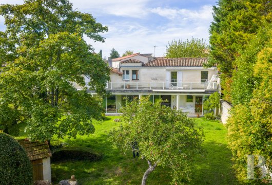 poitou-charentes - In a spa town between Bordeaux and La Rochelle, a discreet, 230-m² house, its tree-filled garden, large upper patio, garage and studio