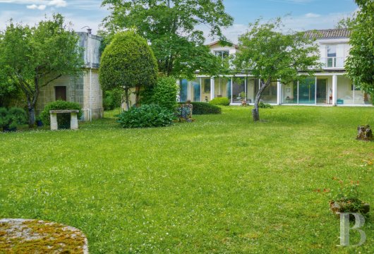 poitou-charentes - In a spa town between Bordeaux and La Rochelle, a discreet, 230-m² house, its tree-filled garden, large upper patio, garage and studio