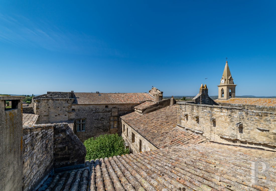 A village château dating back to the 12th century between Nîmes and Uzès in the Gard - photo  n°36