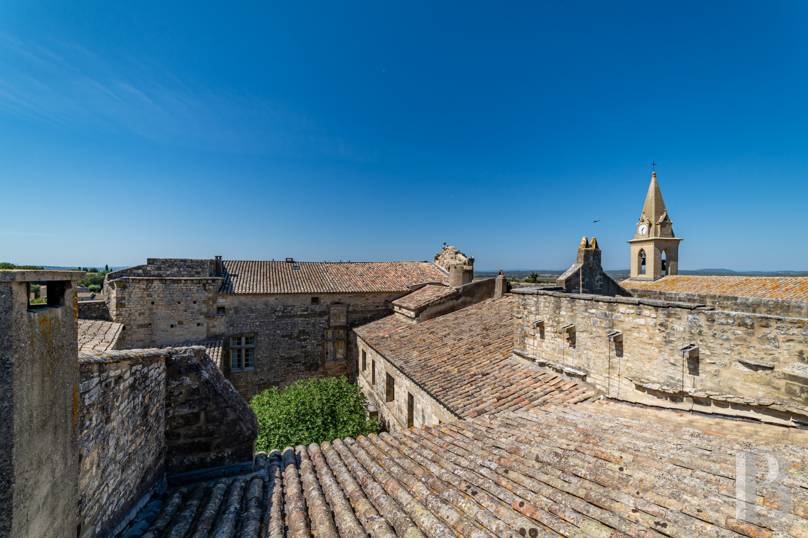 A village château dating back to the 12th century between Nîmes and Uzès in the Gard - photo  n°36