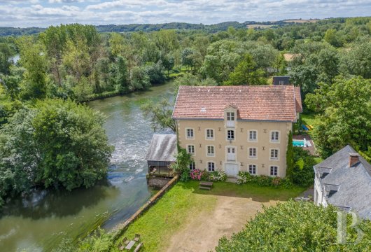 pays-de-loire - In a village in the Sarthe department, along the Loir River and on 6,000-m² of grounds,  a 19th-century mill, miller’s house and lap pool