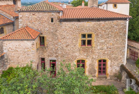 rhones-alps - A charming pair of Renaissance-style houses with a walled garden and a combined floor area of 360m², nestled in a quaint village in beautiful countryside by the French town of Roanne