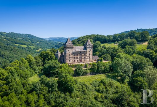 auvergne - À la frontière du Cantal et de l'Aveyron, au surplomb de la vallée du Goul,  un château du Moyen âge et de la Renaissance, sur un terrain de 15 ha