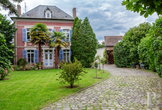 paris - A 19th century manor house near to Saint-Nom-la-Bretèche in the Yyvelines area with 250 m² of floor-space and an outbuilding on a 1,900-m² plot.