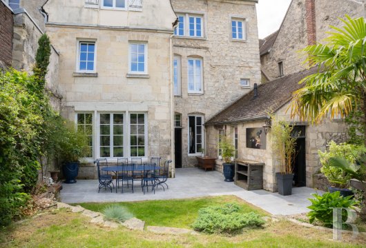 picardie - En plein centre de Crépy-en-Valois, à 1 h de Paris, une demeure d’origine médiévale avec son jardin clos