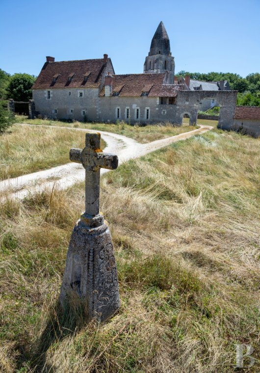 An almost entirely preserved former 12th-century priory in Azay-sur-Cher, near Tours - photo  n°6