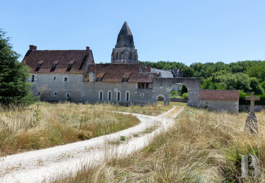 An almost entirely preserved former 12th-century priory in Azay-sur-Cher, near Tours - photo  n°42
