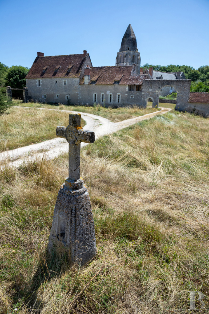 An almost entirely preserved former 12th-century priory in Azay-sur-Cher, near Tours - photo  n°6