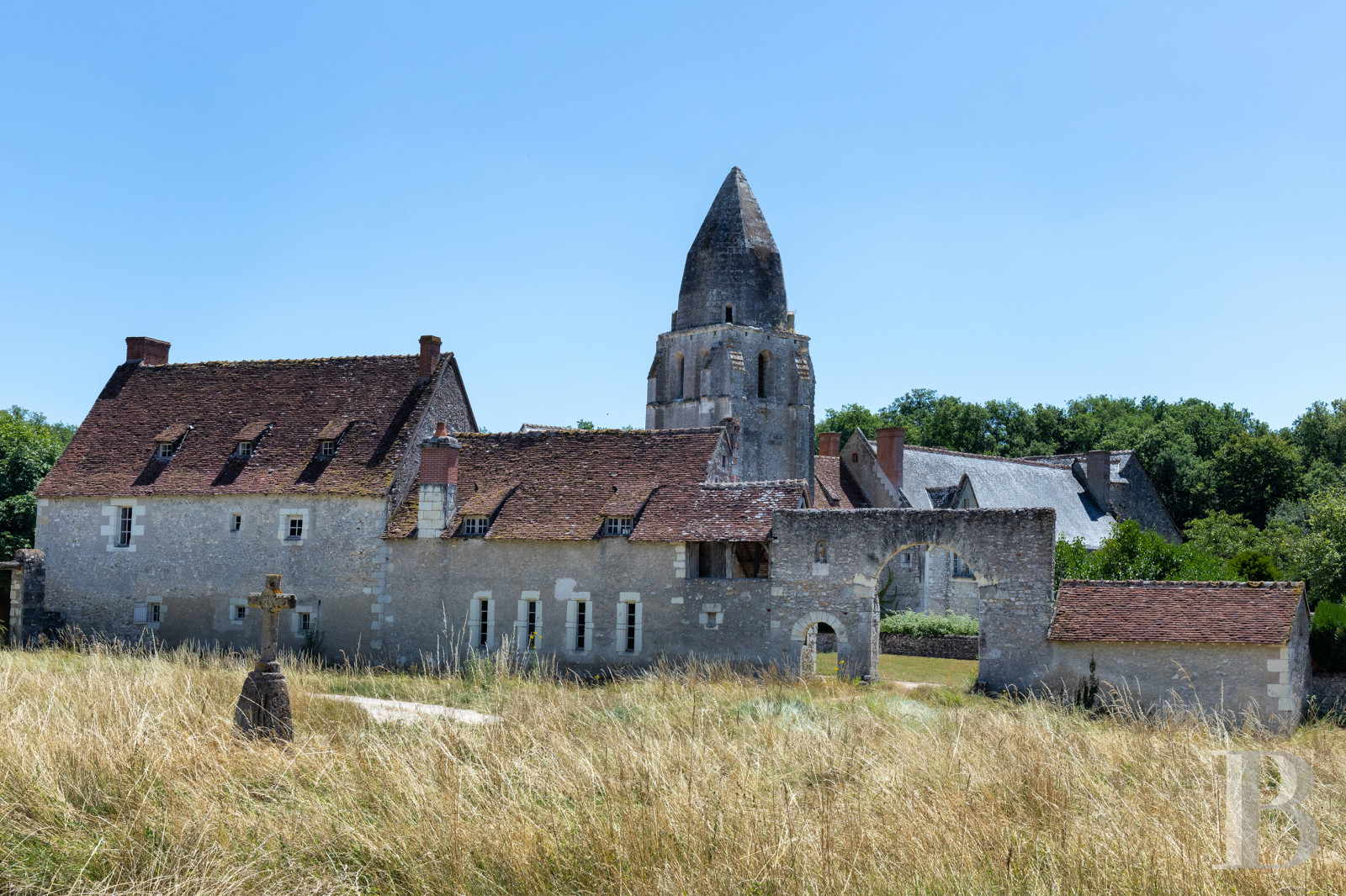 An almost entirely preserved former 12th-century priory in Azay-sur-Cher, near Tours - photo  n°1
