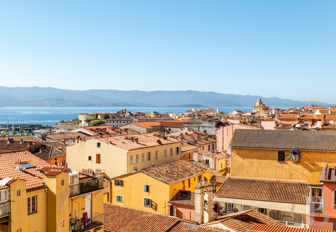 A bright flat with a wide view of the gulf in the historic centre of Ajaccio, in Corsica - photo  n°3