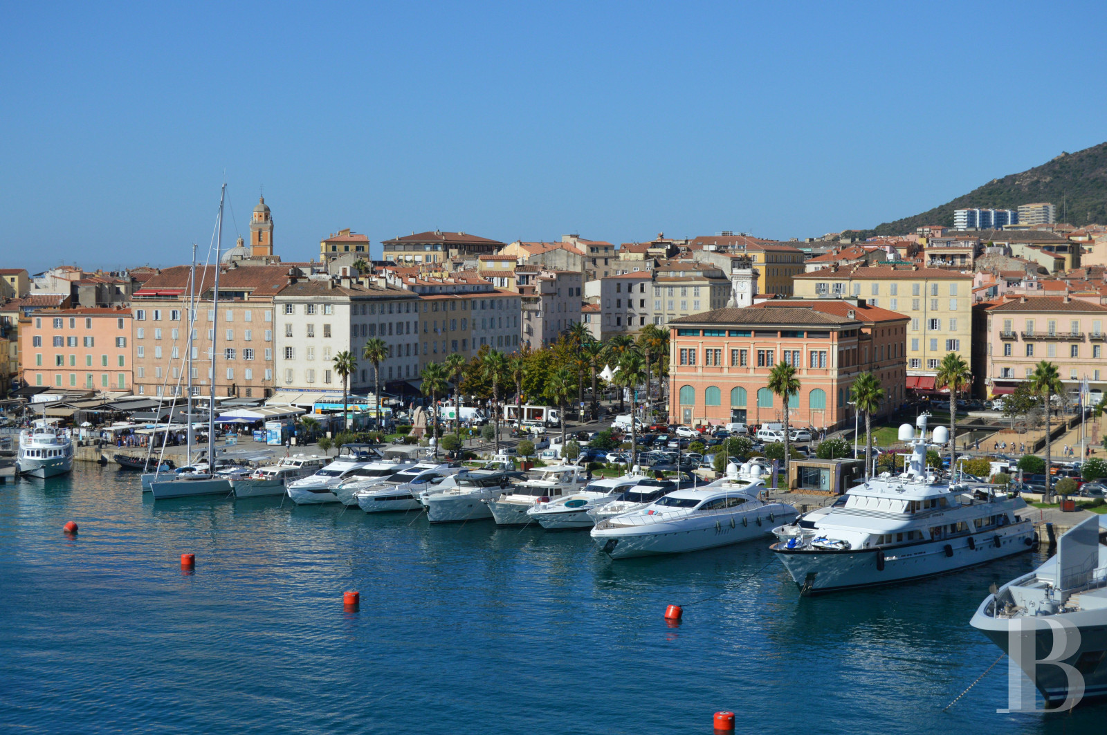 En Corse, dans le centre historique d’Ajaccio, un appartement lumineux avec une large vue sur le golfe - photo  n°9
