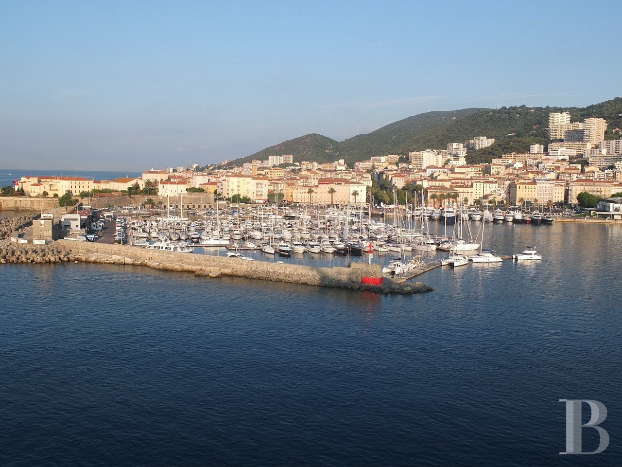 En Corse, dans le centre historique d’Ajaccio, un appartement lumineux avec une large vue sur le golfe - photo  n°10
